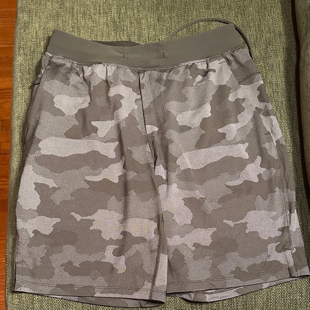 lululemon athletica Men's Camouflage Shorts - Gray